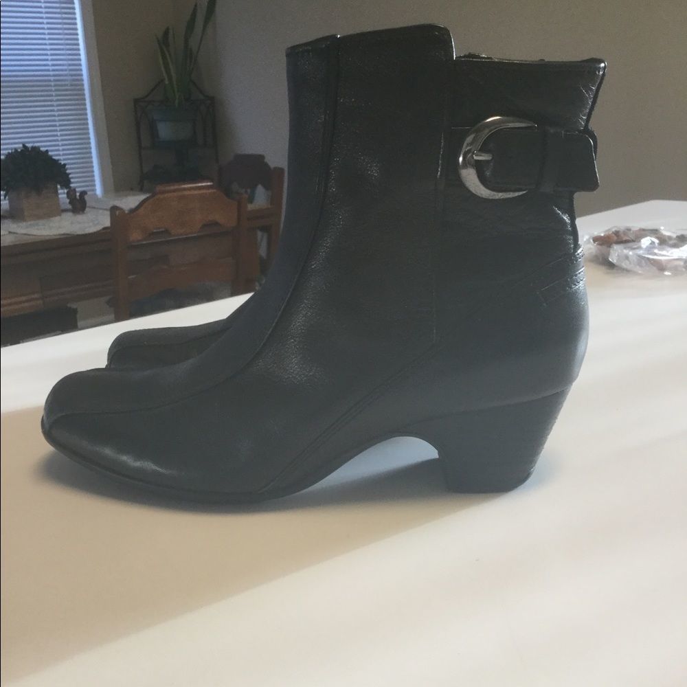 Clark’s Artisan Leather Ankle Boots 8-1/2 M